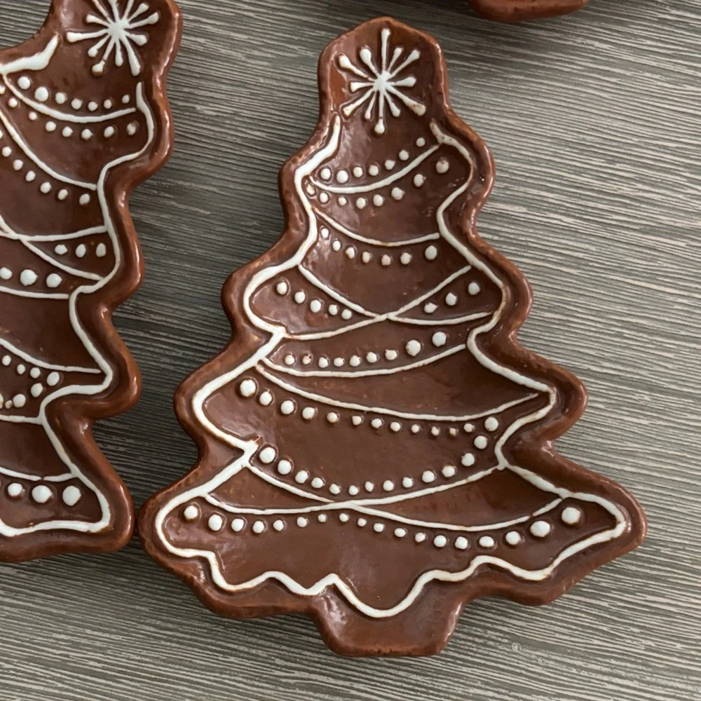 4 Pottery Barn Gingerbread Tree Plates - Brown